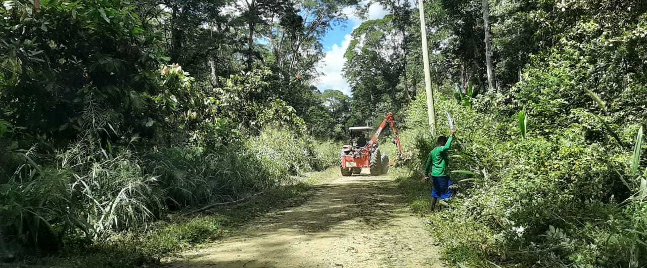 Camacã: A pedido dos vereadores Índio Eventos e Didico Prefeitura faz limpeza da estrada do Novo Itamarati (Biscó)